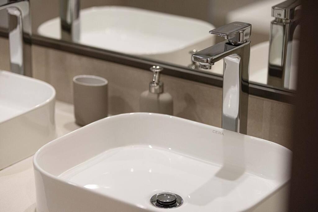 Chic 2 Bed Near Trade Centre With 5 Star Amenities Apartman Dubaj Kültér fotó